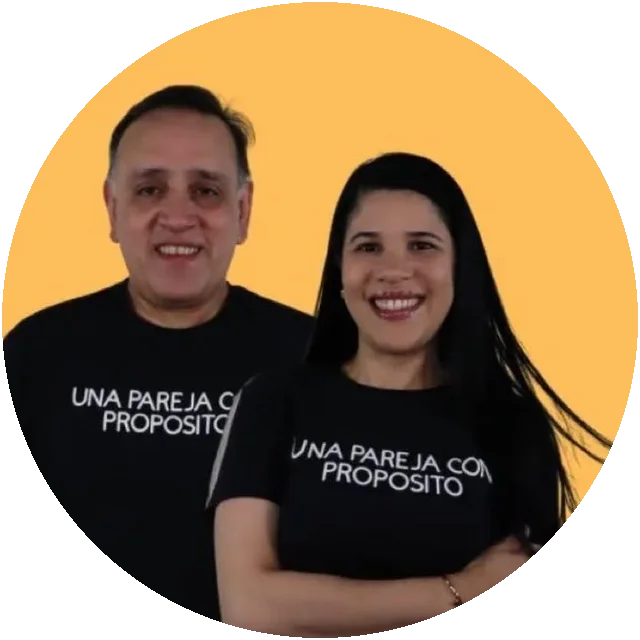 Frank y Osmaglys Durán con camisetas de Una Pareja con Propósito
